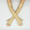 Détail de longs gants dorés en spandex montrant la texture satinée pour mariage. - Kaki
