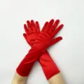 Detailansicht langer roter Satinhandschuhe für Damen, elegante Sonnenschutzhandschuhe. - Einheitsgröße / Rot
