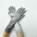 Detailansicht langer silberner Satinhandschuhe, glatter Stoff und elastische Passform. - Einheitsgröße / Grau