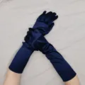 Nahaufnahme langer dunkelblauer Satinhandschuhe, glatte Stofftextur und elegante Armpräsentation. - Einheitsgröße / Marineblau