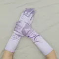 Detailansicht langer lilafarbener Satinhandschuhe für Damen, glattes Material für elegante Auftritte - Einheitsgröße / Hellviolett