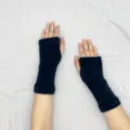 Gants sans doigts duveteux noirs vue detaillee, vetement de main chaud d'hiver en tricot doux. - Taille unique / Noir