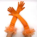 Gros plan sur les gants longs en satin orange ornés de tulle et perles pour soirées. - Orange