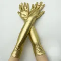 Vue détaillée de longs gants d'opéra dorés métalliques, accessoires en cuir vernis brillant. - Taille unique / Or