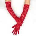 Gros plan sur des gants longs en dentelle rouge pour femmes, motif floral élégant et chic. - Rouge