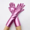 Glänzende rosa lange Stretch-Handschuhe Detail, glatte glänzende PU-Leder Oberfläche. - Einheitsgröße / Rosa