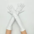 Vue détail des gants longs en cuir verni de performance, accessoire de costume ajusté. - Taille unique / Blanc