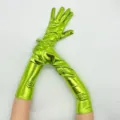 Gros plan détail de gants d'opéra longs métalliques verts brillants pour spectacle. - Taille unique / Vert Fluorescent