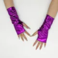 Metallisch violette fingerlose Kurzhandschuhe im Detail, ideal für Halloween und Cosplay Kostüme. - Lila