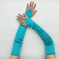 Lange turquoise satijnen handschoenen detailopname, elegant avondfeest accessoire. - Teal