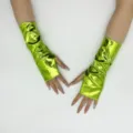Nahaufnahme von hellgrünen, metallischen fingerlosen Handschuhen, glänzendes Lackleder-Detail. - Fluoreszierendes Grün