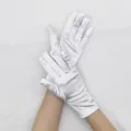 Gants courts en satin extensible blanc, idéaux pour bals de promo, robes et réception. - Blanc