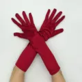 Rote lange Handschuhe aus Satin, elastische Spandex Abendhandschuhe Detailansicht für Frauen. - Einheitsgröße / Burgunderrot