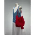 Dettaglio borsa a spalla morbida rossa, capiente shopper casual per uso quotidiano. - Rosso