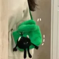Borsa a secchiello in peluche verde con ciondolo mostro nero, borsa soffice invernale. - Con Ciondolo / Verde