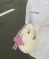 Soffice borsa a secchiello in peluche con simpatico ciondolo mostro, elegante borsa invernale. - Borsa Singola / Bianco