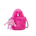 Borsa a secchiello in eco-pelliccia rosa con simpatico ciondolo mostro, elegante. - Borsa con Ciondolo / Rosso rosa