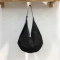 Dettaglio borsa a spalla intrecciata traforata nera, design minimalista casual per vacanze estive. - Nero