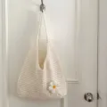 Borsa a tracolla all'uncinetto bianca con margherita, borsa a rete lavorata a maglia. - Bianco con Accento Floreale