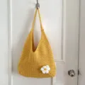 Borsa a spalla in maglia gialla con fiore, borsa shopper all'uncinetto casual e chic. - Giallo con Accento Floreale