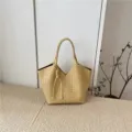 Dettaglio borsa a mano in pelle intrecciata beige, elegante borsa stile intrecciato. - Giallo