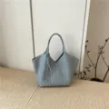 Borsa a mano intrecciata in pelle da donna, grande borsa a spalla in azzurro chiaro. - Blu