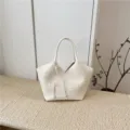 Borsa a mano intrecciata in pelle bianca, grande tote bag estiva con elegante manico annodato. - Bianco