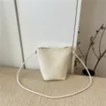 Borsa a secchiello in pelle intrecciata bianca con design a tracolla con nodo per donne. - Bianco