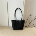 Borsa shopper nera intrecciata traforata, grande borsa a spalla casual per le donne. - Nero