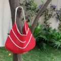 Borsa a spalla lavorata a maglia rossa, variante borsa da mare traforata, borsa casual. - Rosso