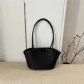 Borsa a tracolla intrecciata nera, borsa a mano minimalista capiente ed elegante. - Nero