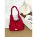 Dettaglio borsa hobo chiffon floreale rosso, ruches stropicciate e grande capienza. - Rosso