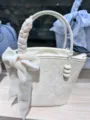 Elegante borsa a mano bianca con foulard in nastro elegante e design trapuntato quotidiano. - Bianco avorio