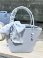 Vista dettagliata azzurro della borsa trapuntata con manico foulard floreale e perline. - Blu