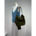 Vista dettagliata della borsa a tracolla morbida in nylon di grande capienza con pochette. - Verde