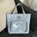 Borsa a tracolla azzurra con tasca frontale trasparente e logo in metallo a cuore per uso - Blu