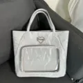 Borsa shopper con tasca frontale trasparente, placchetta a cuore e design texturizzato. - Argento