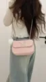 Borsa a tracolla a catena in pelle verniciata rosa con dettaglio farfalla argentata - Rosa Senza Ciondolo
