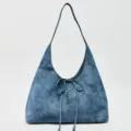 Borsa a tracolla hobo in camoscio blu retro con coulisse a fiocco e design minimal. - Blu