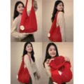 Dettagli della borsa shopper rossa all'uncinetto con fiore bianco e design traforato casual. - Rosso