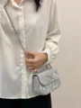 Elegante borsa a tracolla argentata alla moda con decoro a farfalla per donna uso quotidiano. - Argento