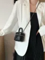 Piccola borsa a tracolla nera trapuntata con catena da donna, elegante borsa vintage. - Taglia S / Nero