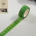 Primo piano dettagliato di nastro washi verde con alberi di Natale, ideale per decorazioni fai-da-te. - Albero di Natale