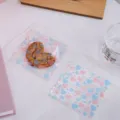 Transparente selbstklebende Geschenktüten mit rosa und blauen Herzmustern für Party. - 100er Pack