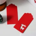 Etichette in carta con cervo di Natale rosse, etichette pendenti cave per confezioni regalo - Renna di Natale Rossa / 100 Pezzi/Confezione (9.5*4.5cm)