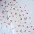 Detailansicht von süßem Erdbeer-Muster Backpapier zum Backen und Sandwiches einwickeln. - 100er Pack / 25*35cm