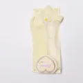 Hellgelbe transparente Seidenkurzsocken mit süßem Gänseblümchen und Kartonverpackung. - Einheitsgröße / Hellgelb