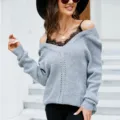 Grauer Strickpullover mit Carmen-Ausschnitt und schwarzer Spitzentop-Imitat für Damen. - S / Grau