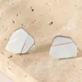 Boucles d'oreilles clous nacrées blanches irrégulières en argent S925 style géométrique - Or blanc