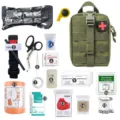 Vista dettagliata del kit di primo soccorso tattico, strumenti di emergenza, campeggio - Verde militare